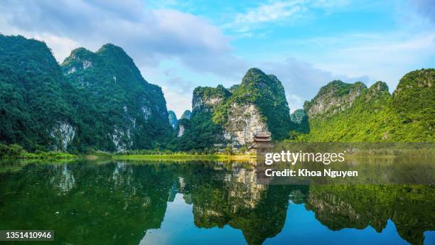 excursion en bateau dans une grotte à trang an scenic landscape. trang an est un site du patrimoine mondial de l’unesco. c’est la baie d’halong sur la terre de la province de ninh binh, vietnam - vietnam photos et images de collection