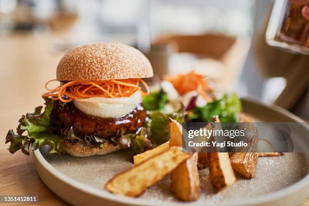 vegan cafe's veggie burger lunch plate. - 昼休み ストックフォトと画像