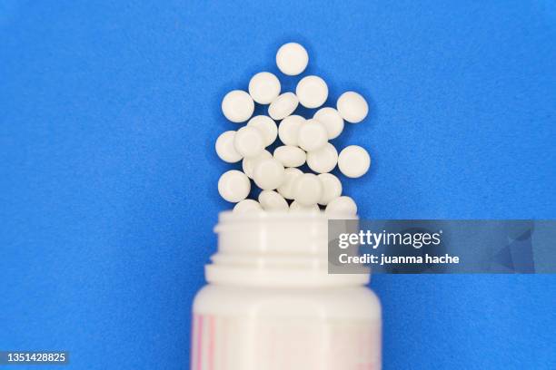 tablets spill out of the plastic container - antidepressants stockfoto's en -beelden