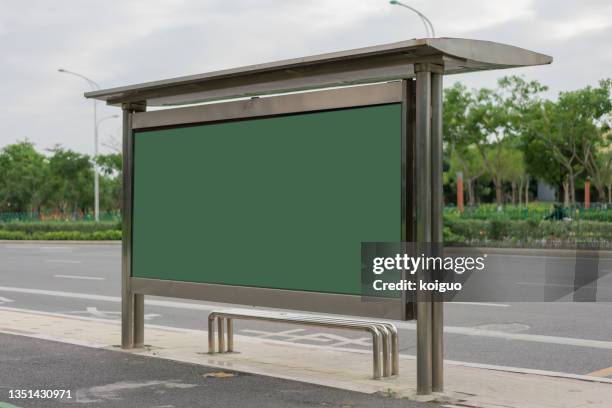 blank billboard on the back of the bus stop - sign board stock-fotos und bilder