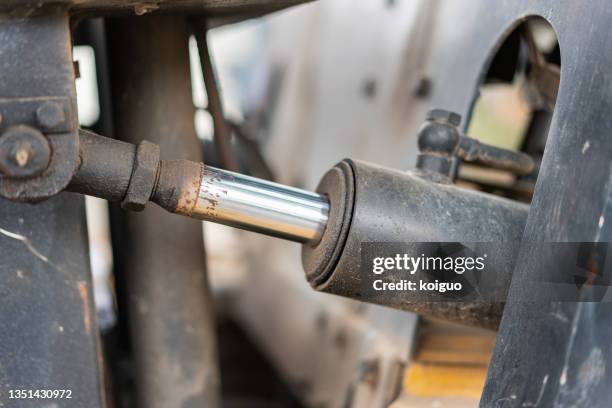 close-up of hydraulic mechanical arm of excavator - circuit hydraulique photos et images de collection