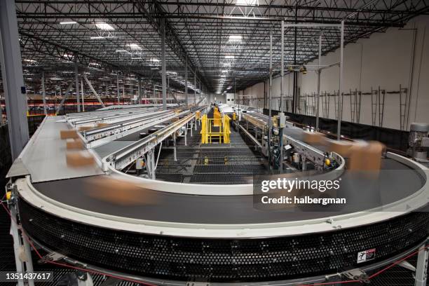 larga exposición de paquetes en cinta transportadora - production line fotografías e imágenes de stock