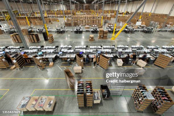 packing stations in fulfillment center - wholesale stockfoto's en -beelden