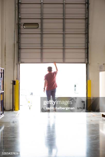 fulfillment center worker opening truck loading dock - loading dock 個照片及圖片檔