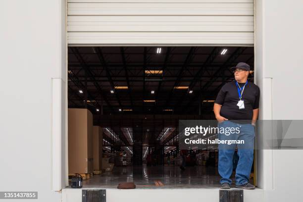 warehouse employee waiting for truck at loading dock - loading dock 個照片及圖片檔