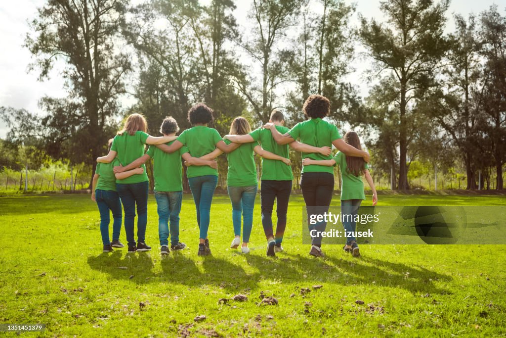 Male and female volunteers together at park