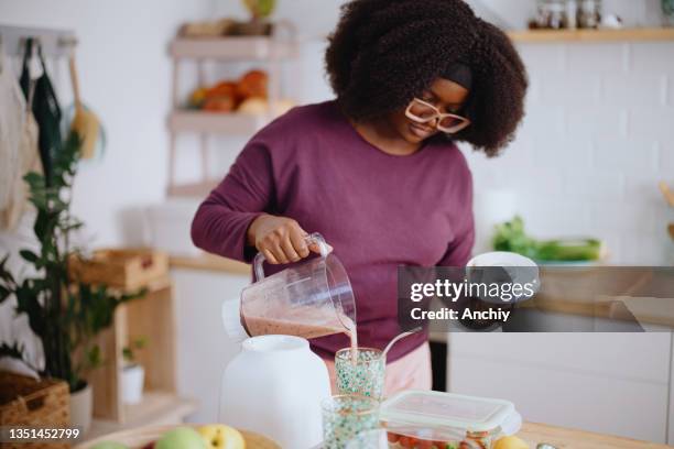 donna che prepara frullato di frutta fresca - grasso nutrienti foto e immagini stock