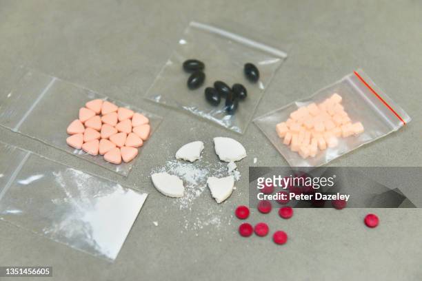 recreational drugs - crack cocaine fotografías e imágenes de stock