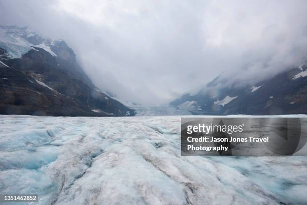 close view of the ice of a glacier and mountains in the rockies - columbia icefield stock pictures, royalty-free photos & images