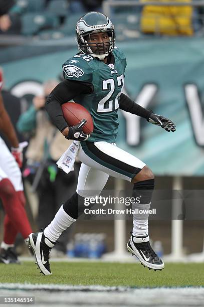 Cornerback Asante Samuel of the Philadelphia Eagles scores a touchdown during the game against the Arizona Cardinals at Lincoln Financial Field on...