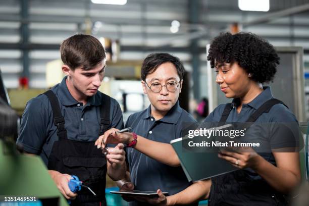 japanese working style in the manufacturing industry. multiracial group of quality control engineers having discussion or decision on engineering parts to ensure that defective products do not go out to the customer based on quality control standards. - trabajador manual stock pictures, royalty-free photos & images