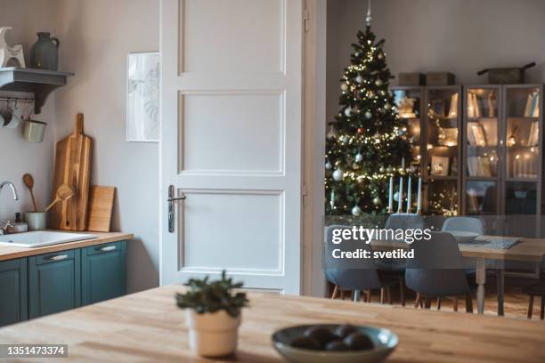 christmas at home - christmas living room stock pictures, royalty-free photos & images