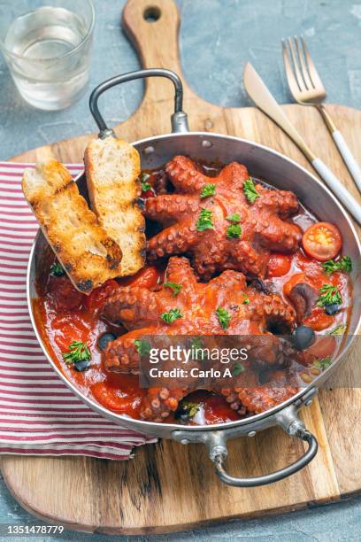 octopus stew in tomato sauce - plat mijoté photos et images de collection