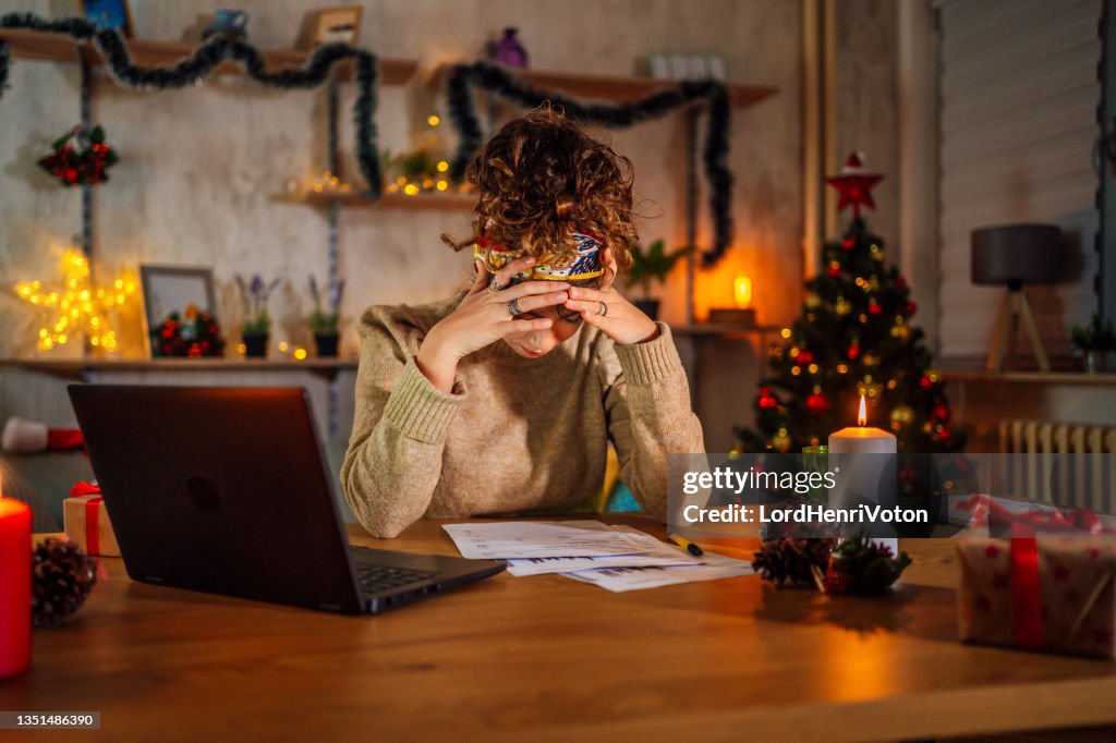 Joven con exceso de trabajo