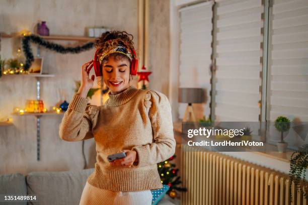 es hora de relajarse con un poco de música - christmas music fotografías e imágenes de stock