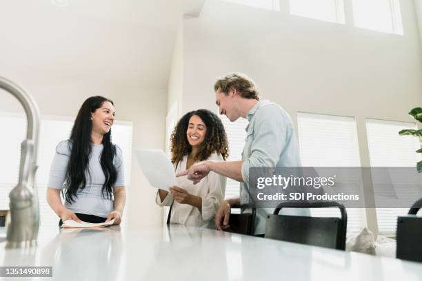 l'agente di casa e la coppia sorridono mentre discutono del contratto di affitto - woman smile kitchen foto e immagini stock