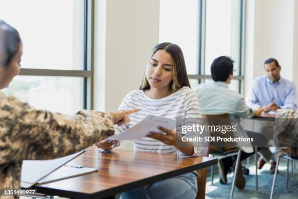 military recruiter talks with potential new recruit - military recruitment 個照片及圖片檔