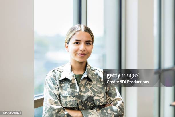 portrait of cheerful female soldier - in dienst gaan stockfoto's en -beelden