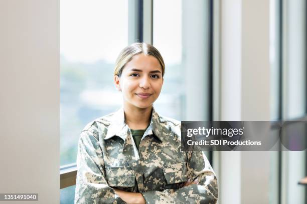 portrait of cheerful female soldier - 陸軍兵士 個照片及圖片檔