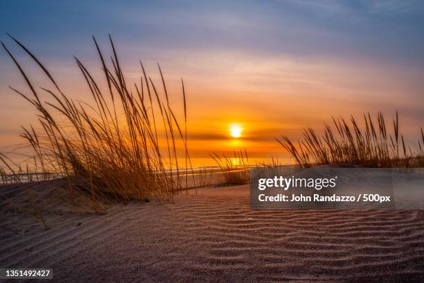 scenic view of beach against sky during sunset,fire island,new york,united states,usa - fire eiland kustgebied stockfoto's en -beelden