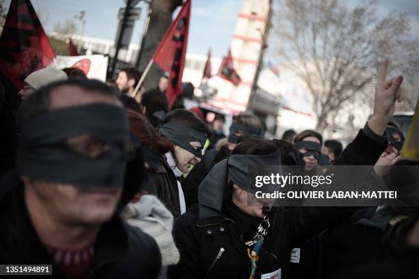 Des personnes manifestent en marge du salon de l'Education, le 27 novembre 2008 devant les grilles du parc des expositions à Paris, contre les...