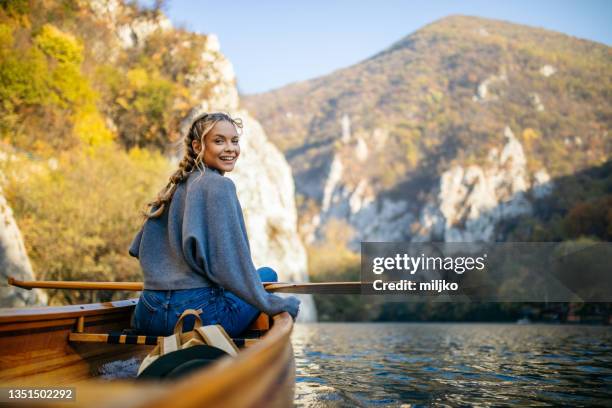 mujer disfrutando de un día perfecto en canoa - piragüismo fotografías e imágenes de stock