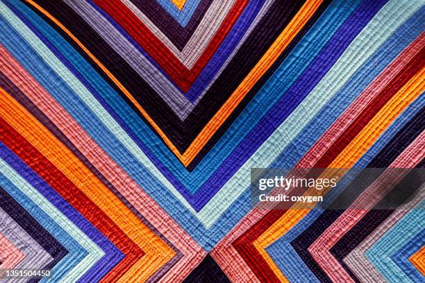 abstract geometric triangle modern quilt macro sew patchwork patchwork improv stripes textile multicolored fabric background - comedia de sketches fotografías e imágenes de stock