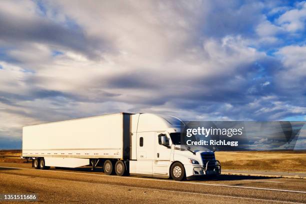 fernverkehrs-sattelschlepper auf einem ländlichen western usa interstate highway - flatbed truck stock-fotos und bilder