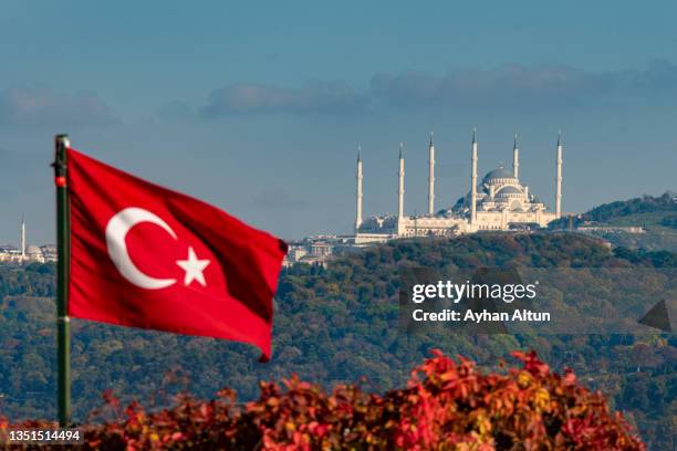 the grand camlica mosque and turkish flag in istanbul, turkey - bandera turca fotografías e imágenes de stock