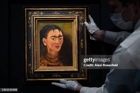 An art handler holds Frida Kahlo's final self-portrait "Diego y yo"... Photo d'actualité - Getty Images