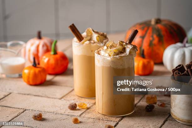 close-up of food on table - café con leche con especias de calabaza fotografías e imágenes de stock
