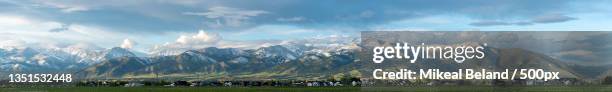 panoramic view of landscape against sky,bozeman,montana,united states,usa - bozeman stockfoto's en -beelden