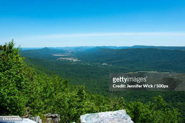 scenic view of landscape against blue sky,mcconnellsburg,pennsylvania,united states,usa - reading pennsylvania stockfoto's en -beelden