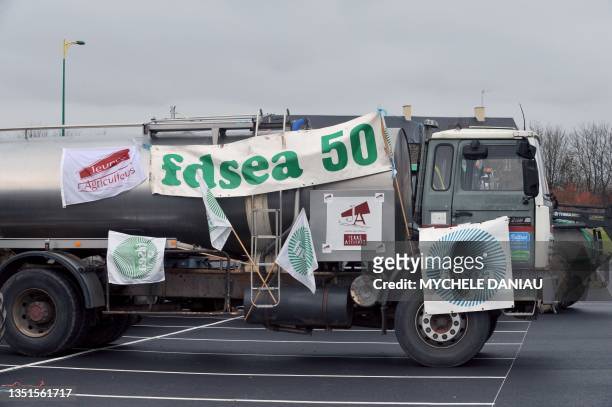 Des producteurs de lait manifestent le 26 novembre 2008 à Saint-Lô à l'appel de la FDSEA et des Jeunes Agriculteurs voulant obtenir de nouvelles...