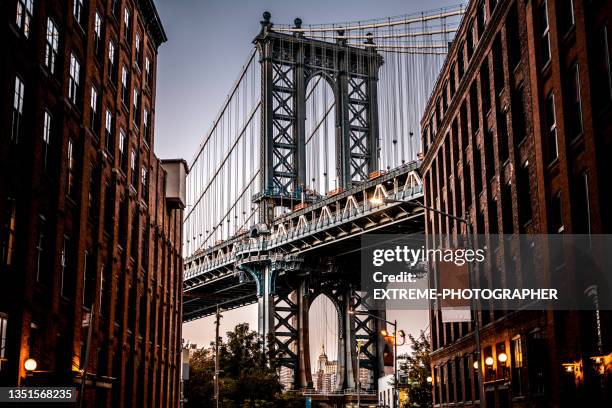 paysage urbain de pont de manhattan, new york city - manhattan bridge photos et images de collection