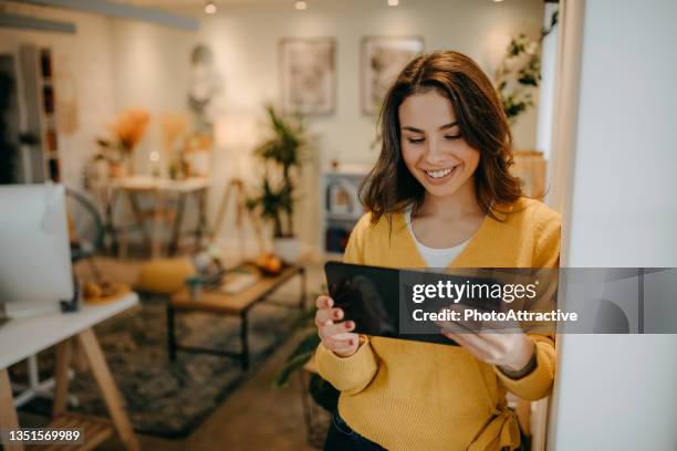 la fotógrafa disfruta de su trabajo - eficacia fotografías e imágenes de stock