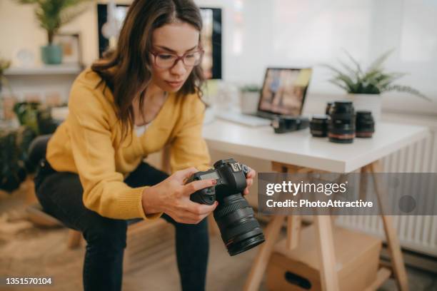 jovem fotógrafa trabalhando em seu estúdio - diretor criativo - fotografias e filmes do acervo