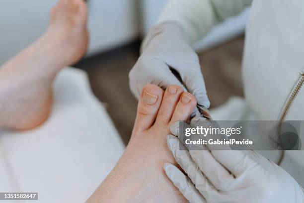 podiatrist working spa - female feet stockfoto's en -beelden