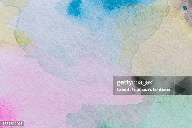 macro close-up of an abstract multicolored yet pale watercolor gradient fill background with watercolour stains. - couleur atténuée photos et images de collection