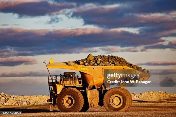 dumper truck , kalgoorlie boulder  super pit gold mine, - banagan dumper truck stock pictures, royalty-free photos & images