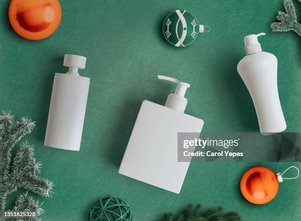 mockup.template.christmas beauty cosmetics products in green - arranging products stock pictures, royalty-free photos & images