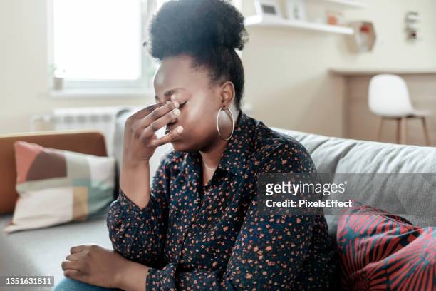 diese kopfschmerzen töten mich - images of fat black women stock-fotos und bilder