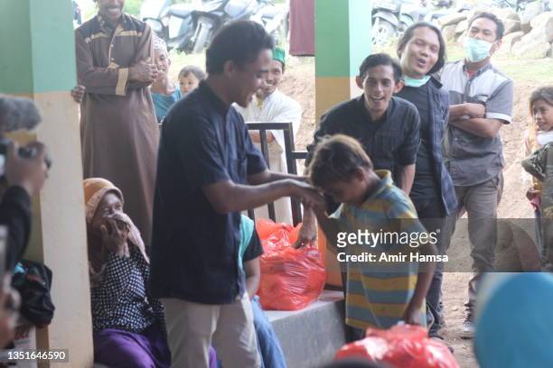 the distribution of assistance in the form of basic needs - indonesia covid stock pictures, royalty-free photos & images