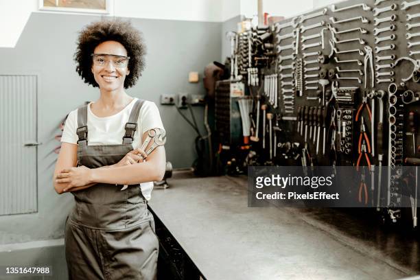 her experience makes her a great mechanic - garage tools stock pictures, royalty-free photos & images