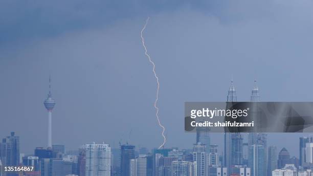 lightning strike between kl tower and klcc tower - petronas towers stock-fotos und bilder