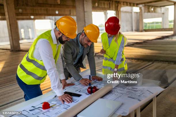 gerente de obras explica aos engenheiros civis os planos para obras - civil engineer - fotografias e filmes do acervo