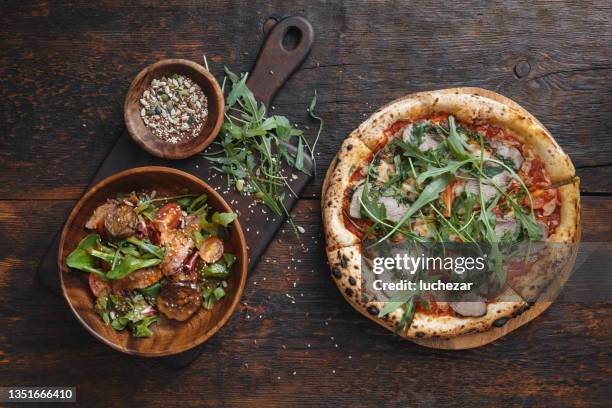 steak pizza und roastbeef salat - pesto stock-fotos und bilder