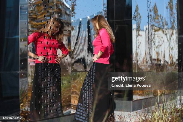 young confidence woman looking at the street mirror - woman-looking-into-mirror-full-body stock pictures, royalty-free photos & images