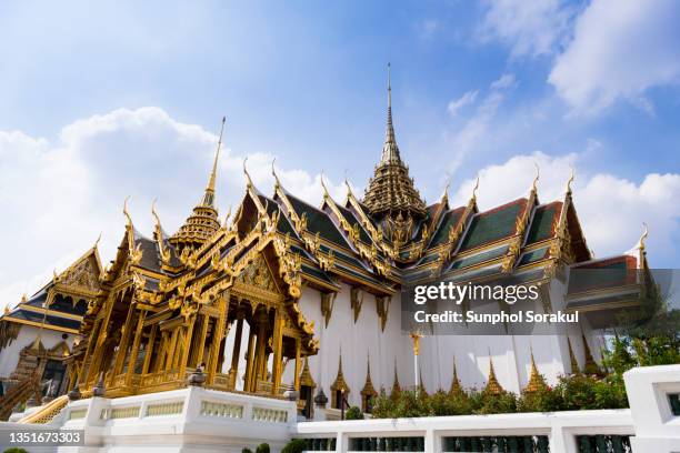 dusit maha prasat throne hall at the grand palace bangkok thailand - grand palace bangkok stock pictures, royalty-free photos & images