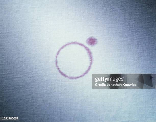 wine stain circle on white tablecloth - wine stain 個照片及圖片檔